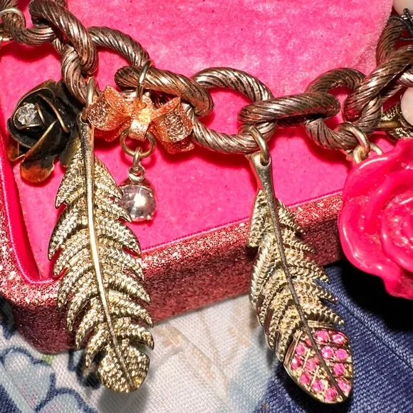 SOLD🩷[ Betsey Johnson ] Pearl & Chain Charm Bracelet - Picture 3 of 11